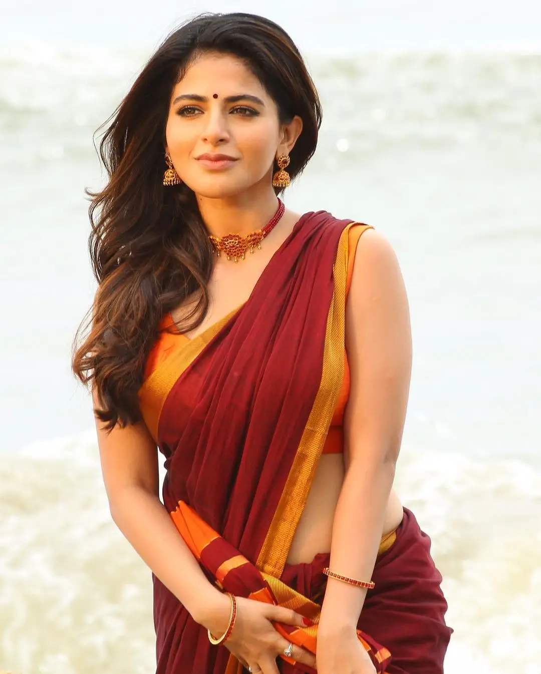 INDIAN GIRL ISWARYA MENON IN TRADITIONAL MAROON SAREE SLEEVELESS BLOUSE 6